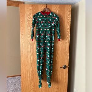 Carter’s footie holiday pj’s. Size: 10/10A.
